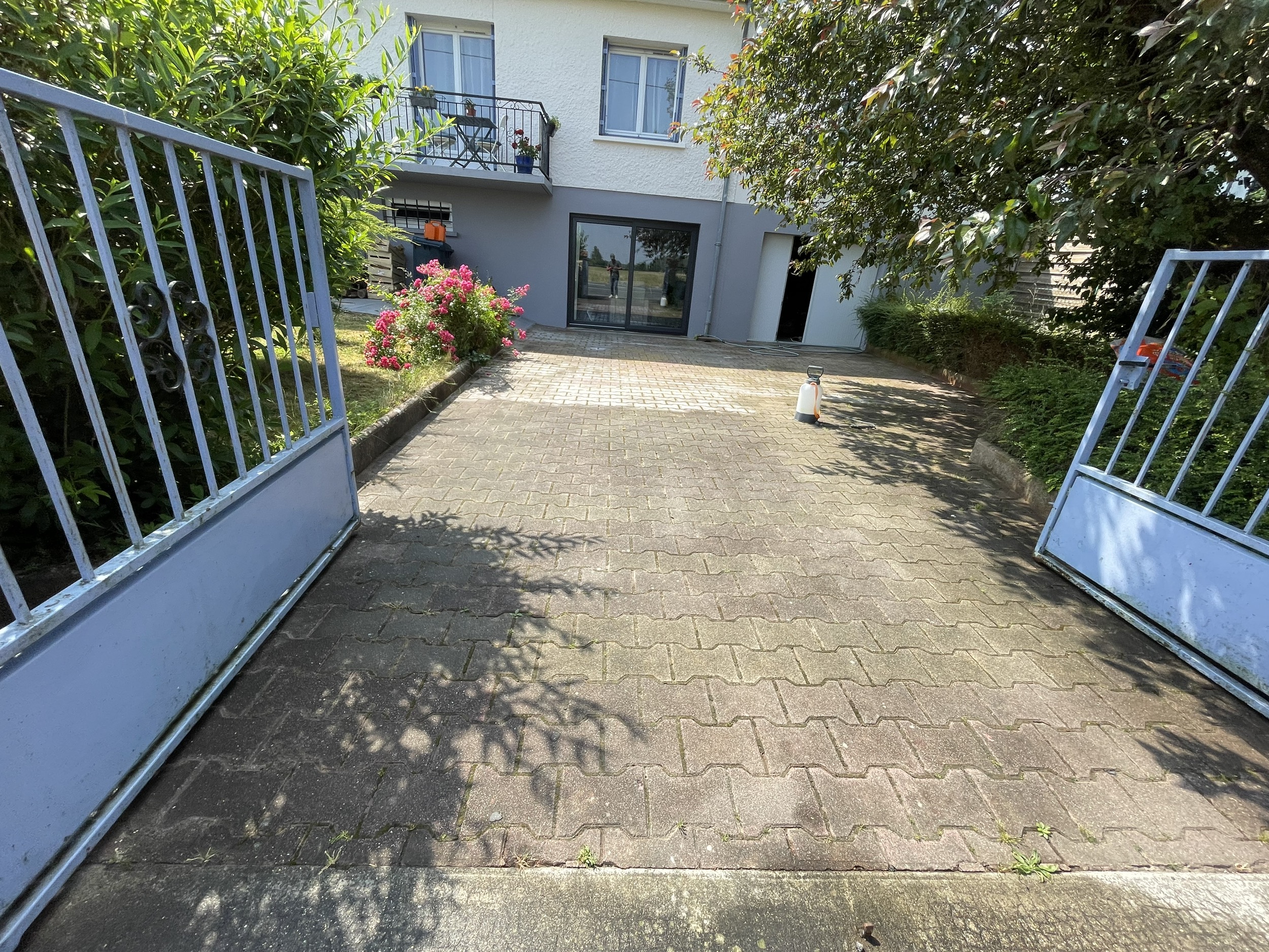 Allée extérieure avant nettoyage